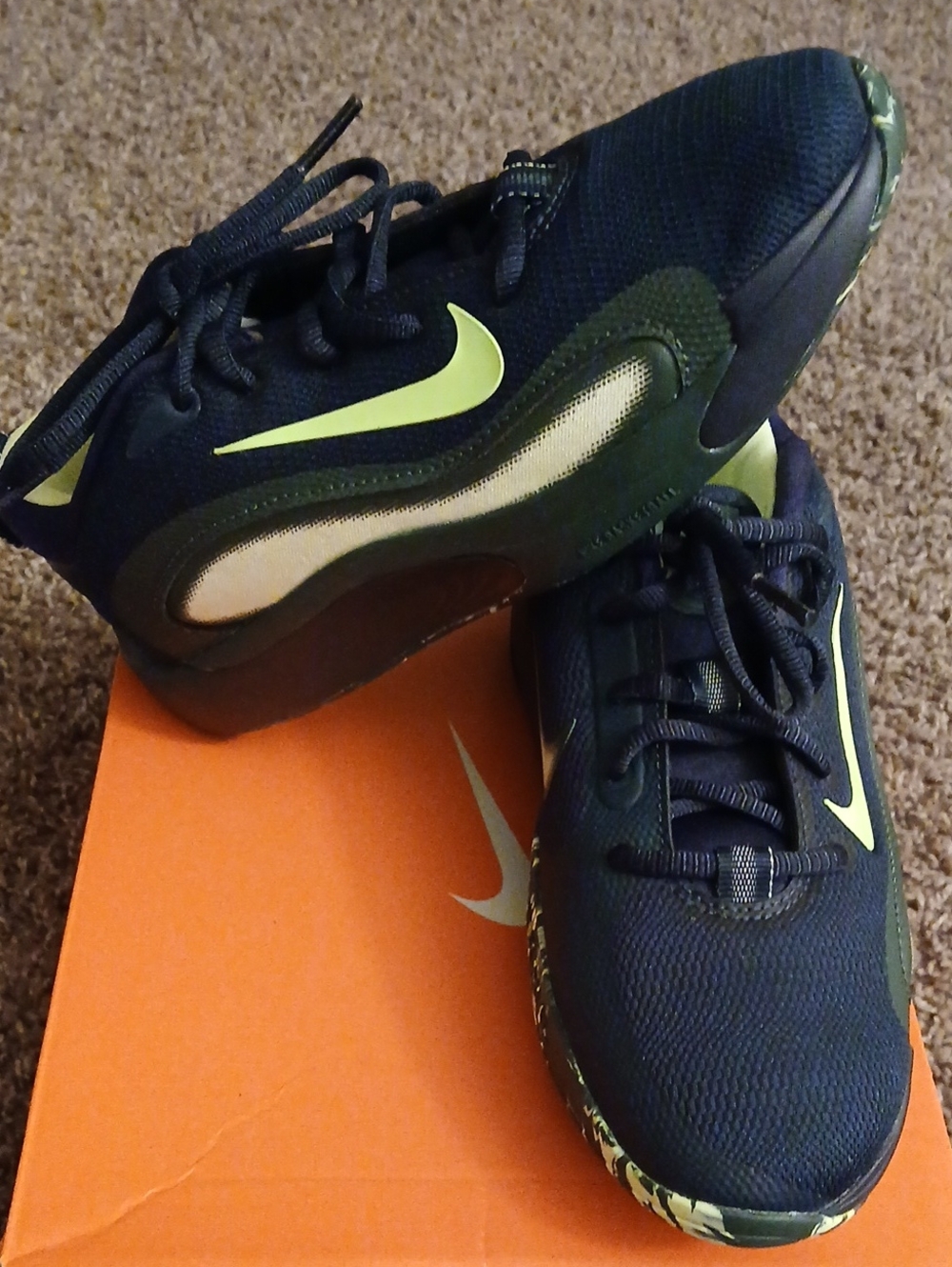 NEW Kid's Nike Isofly (GS) Navy Blue & Yellow Sneakers, Size 3Y